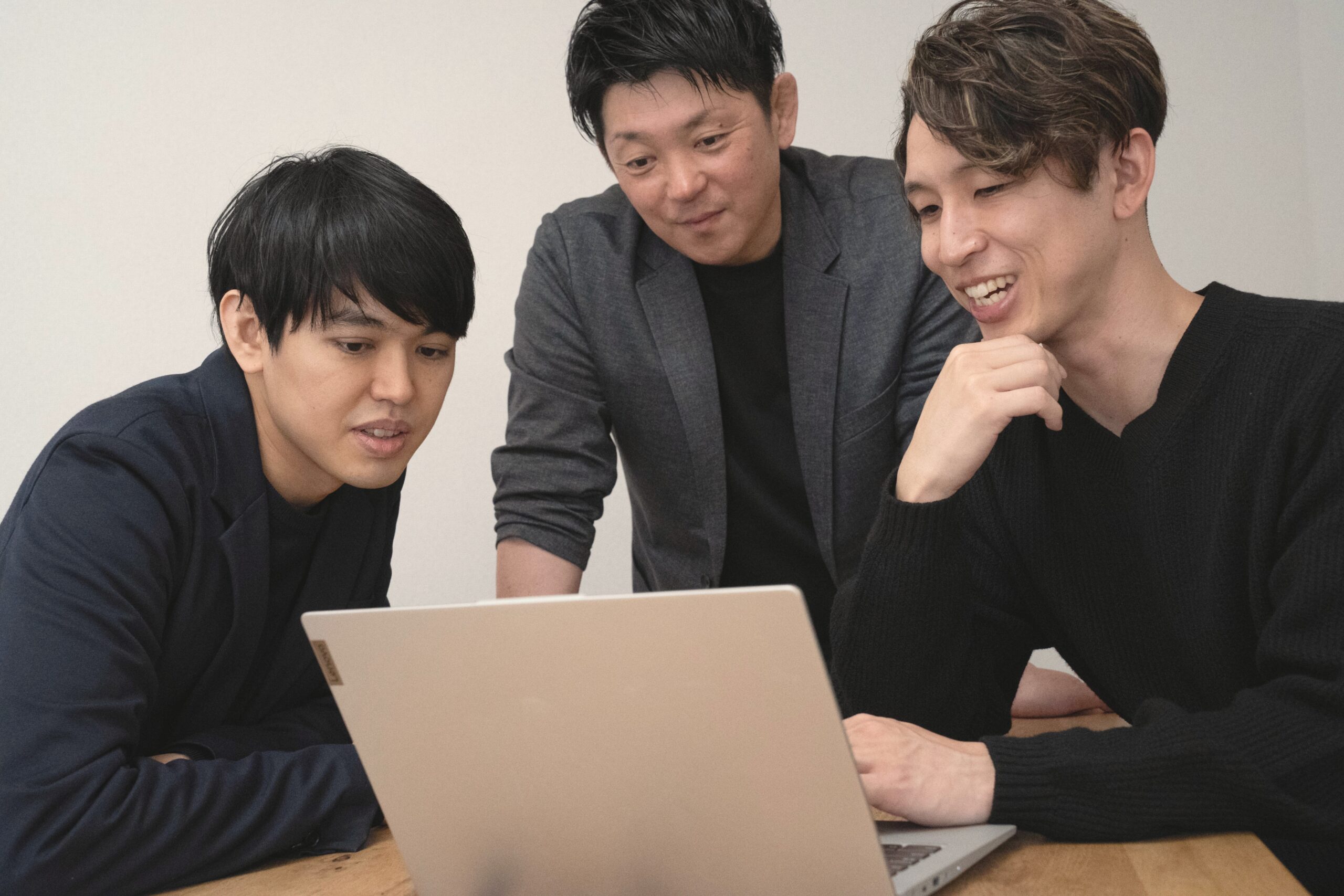 キモチプラスのチームがプロダクトについて話し合う様子